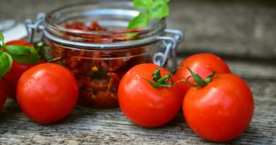 Suszone pomidory w oliwie z ziołami i czosnkiem