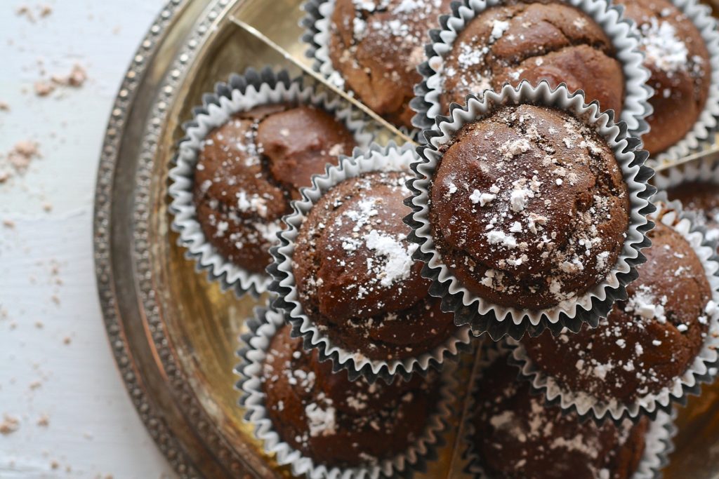 Korzenne muffiny czekoladowe z powidłami śliwkowymi