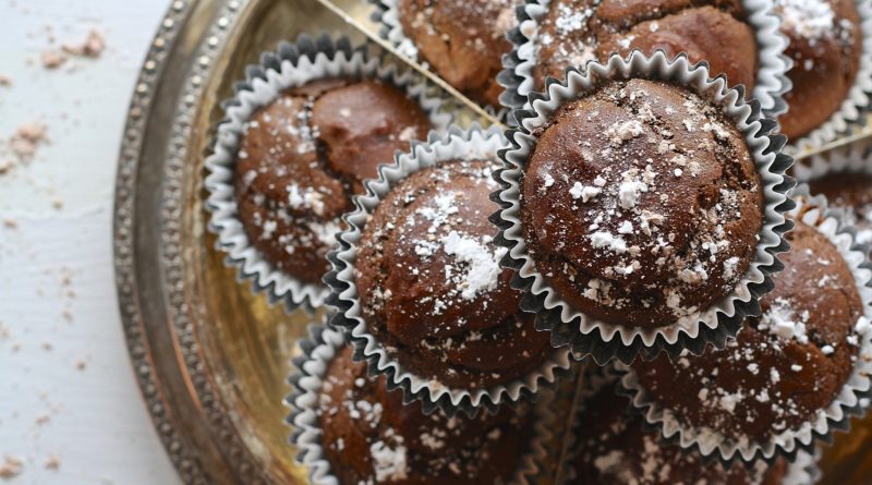 Korzenne muffiny czekoladowe z powidłami śliwkowymi