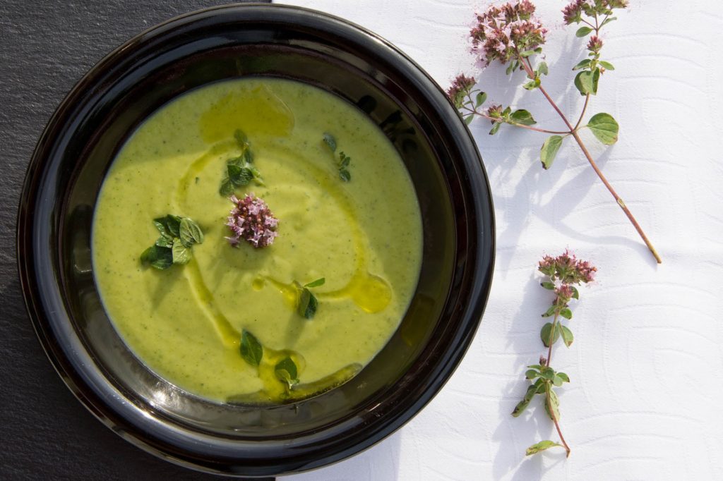Zupa z cukinii i oregano
