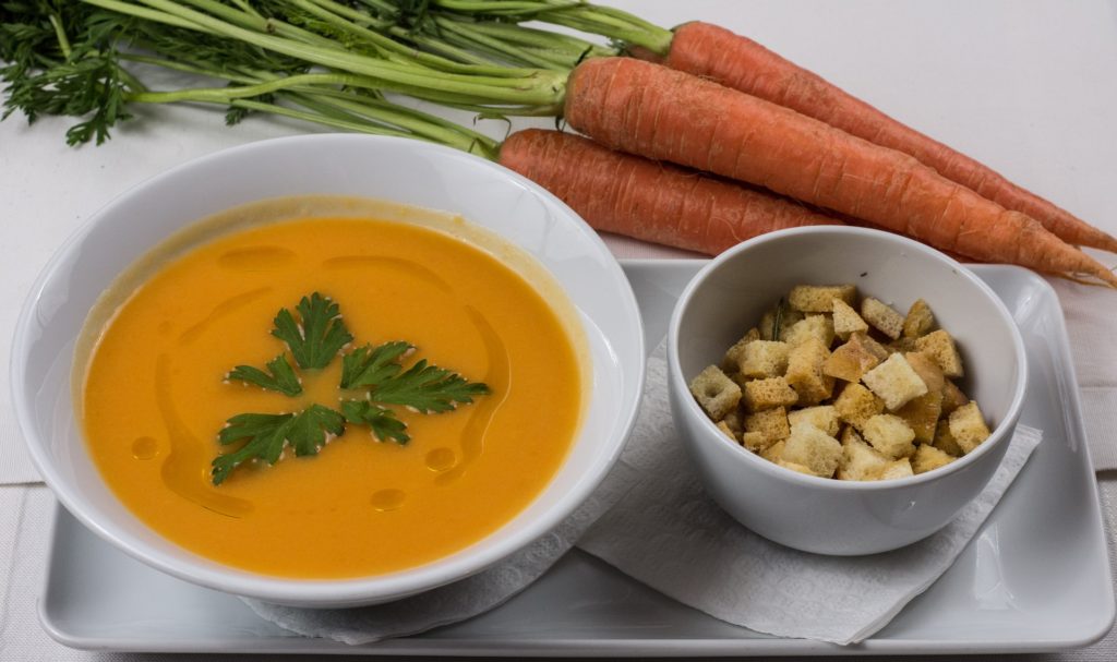 Zupa z marchewki i żółtej cukinii na ostro