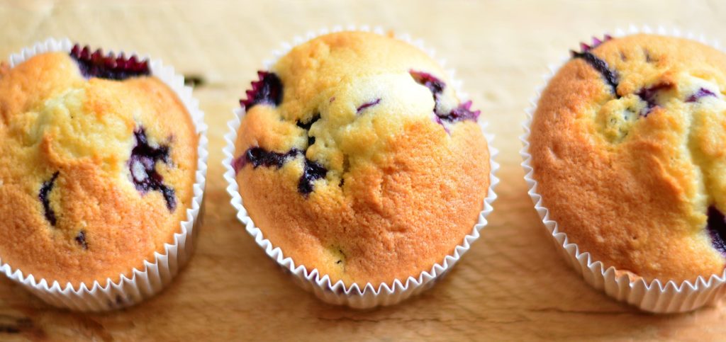 Muffiny z borówkami amerykańskimi i kardamonem