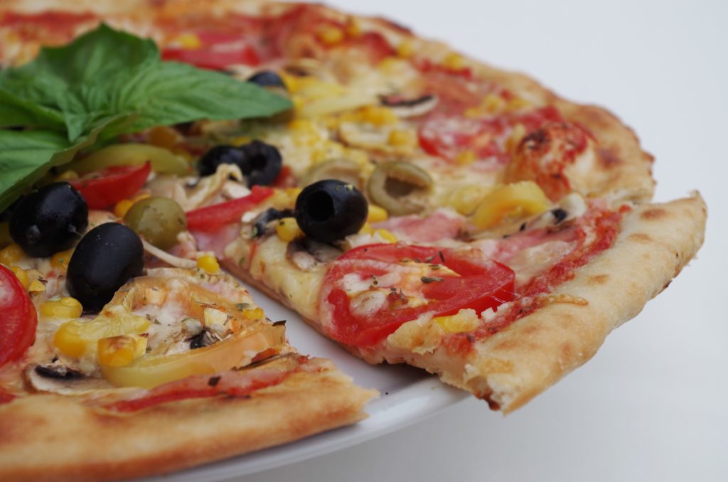 Pizza z wędliną i warzywami - przepis