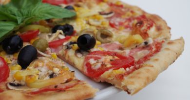 Pizza z wędliną i warzywami - przepis