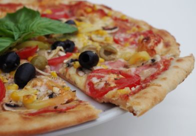 Pizza z wędliną i warzywami - przepis