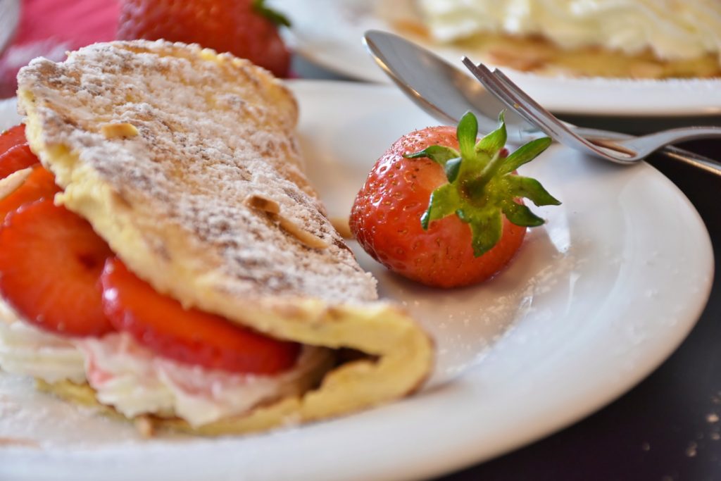 Omlet z truskawkami i bitą śmietaną