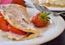 Omlet z truskawkami i bitą śmietaną