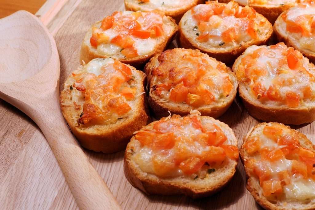 Grzanki z masłem ziołowym, pomidorami i mozzarellą